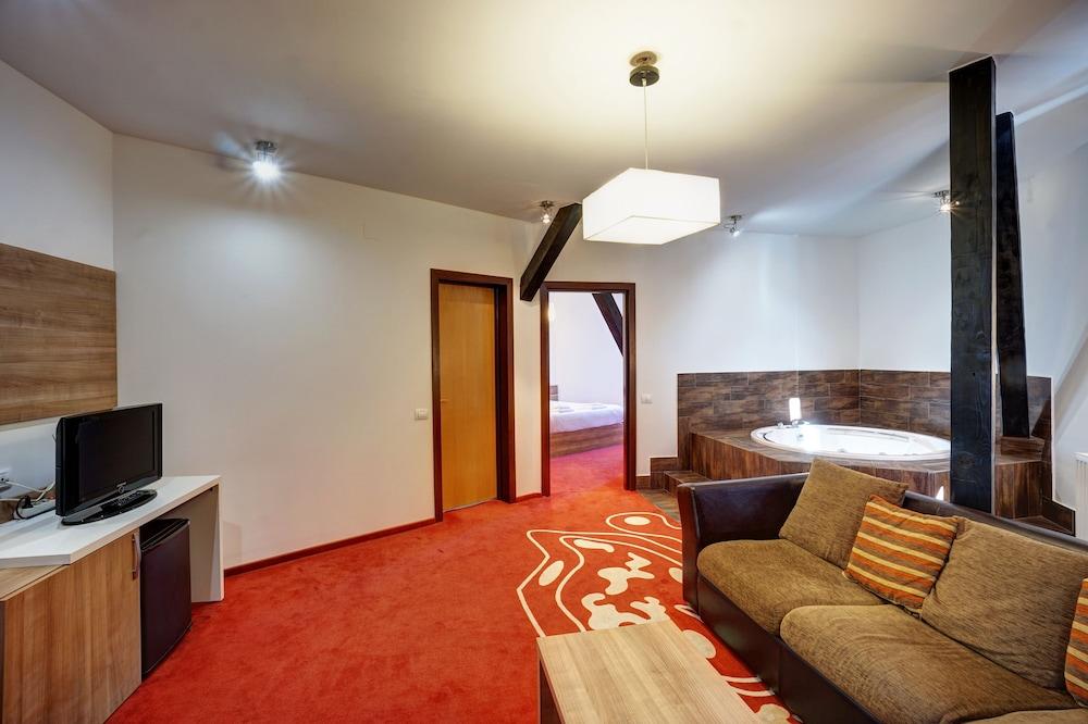 Hotel Ave Lux Săcele Exterior foto